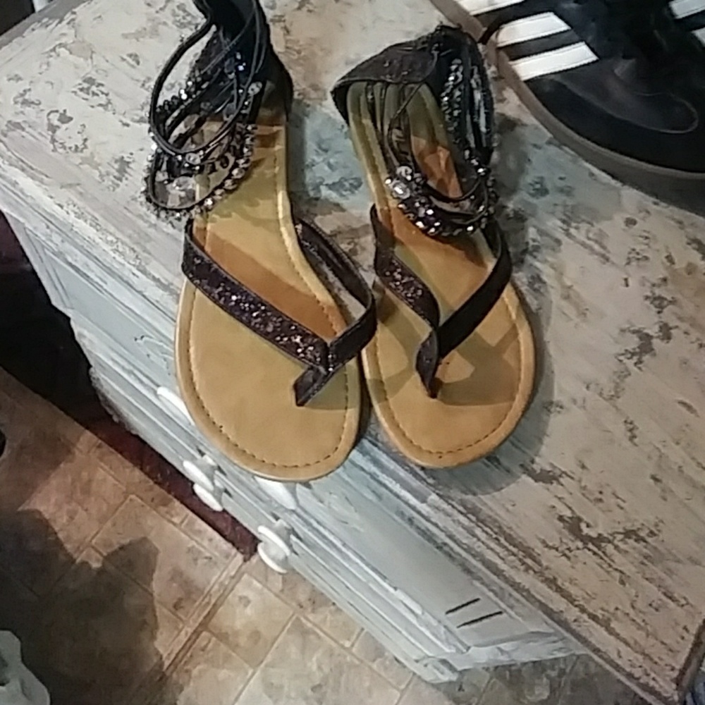 Sandels with jewels around ankle